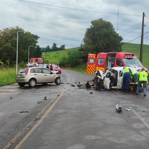 Colisão frontal entre dois carros deixa uma vítima fatal e quatro feridos em Palmitos 