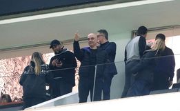 Moraes vai a jogo do Corinthians e faz gesto obsceno 