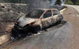 Incêndio destrói veículo e se espalha pela vegetação às margens da BR-282, em Paraíso 