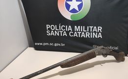 PM prende homem por violência doméstica e porte ilegal de arma de fogo 