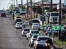 Ao som do Hino Nacional manifestantes realizam parada no trevo da BR-282 