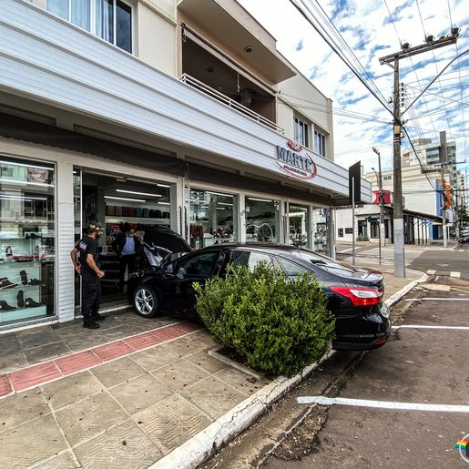 VÍDEO: mulher colide com o carro em fachada de empresa em São Miguel do Oeste