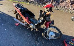 VÍDEO: Carreta passa por cima de moto e motociclista fica levemente ferido