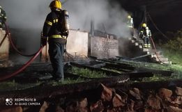 Casa é destruída por incêndio no interior de São João do Oeste