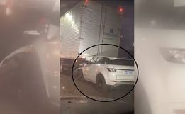 VÍDEO: Condutor colide carro de luxo em traseira de caminhão em SMO