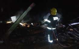 Casa fica completamente destruída em incêndio