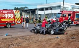 Acidente entre carro e ônibus mata dois homens em Caçador