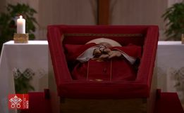 Primeiras fotos mostram papa Francisco em caixão simples de madeira