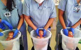 Hospital usa banho de ofurô e musicoterapia no tratamento de prematuros