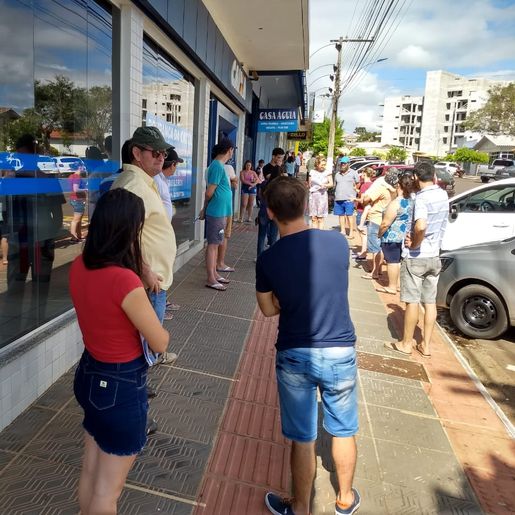 Retomada do atendimento de bancos e lotérica causa formação de filas 