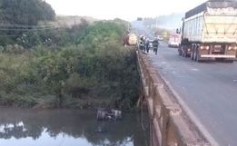 Caminhão cai dentro de rio e bombeiros mergulham em busca de vítimas