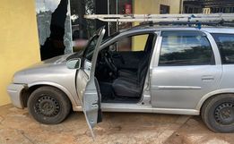 Homem tenta fugir, bate carro carregado de vinho argentino, mas acaba preso