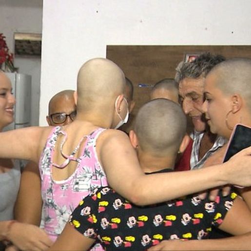 Família raspa cabelo em apoio a jovem com leucemia