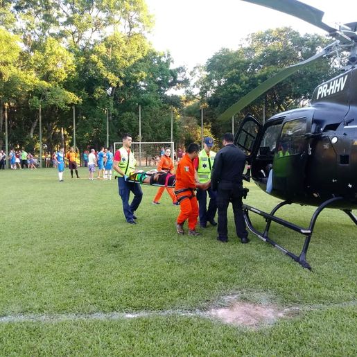 Jovem é resgatado de helicóptero após passar mal durante partida de futebol no Oeste