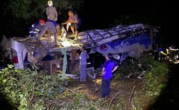 Ônibus cai em ribanceira, deixa 10 mortos e 21 feridos no Paraná 