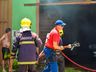 Fotos; Incêndio consome camionete em garagem de edifício em SMOeste