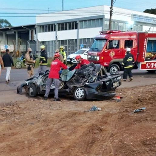 Acidente entre carro e ônibus mata dois homens em Caçador