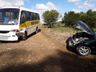 Homem sofre ferimentos acidente entre micro-ônibus e carro