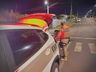 Motociclista é flagrado sem capacete e tenta fugir da Polícia Militar, em SMOeste 