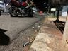 Após causar colisão entre duas motos, motociclista foge do local