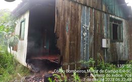 Incêndio em casa desocupada mobiliza bombeiros