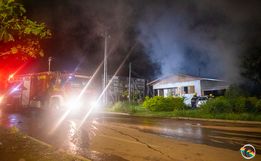 URGENTE: Homem é encontrado morto dentro de residência em chamas