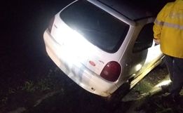 Carro sai da pista e cai em sarjeta na BR-163