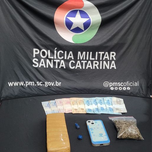 Polícia apreende mais de 570g de drogas com mulher em carro de aplicativo em SMO