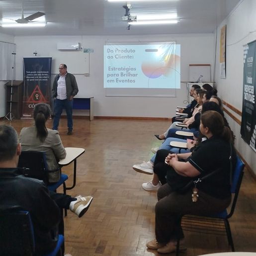 Empresários de São José do Cedro participam de capacitação em marketing e vendas para a Expo Cedro 