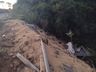 Caminhão carregado de arroz sai da pista e cai em ribanceira em Romelândia