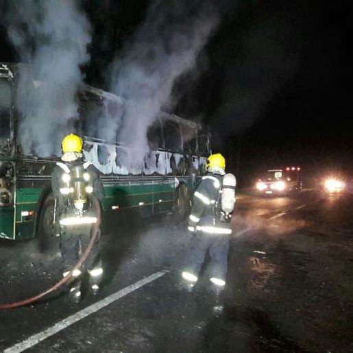 Ônibus pega fogo enquanto motorista retornava de viagem no Oeste