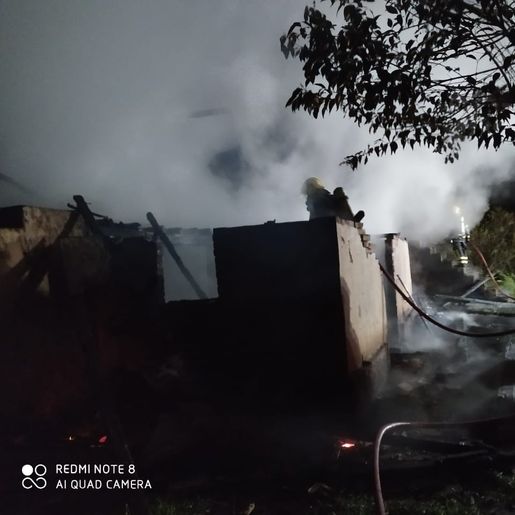 Casa é destruída por incêndio no interior de São João do Oeste