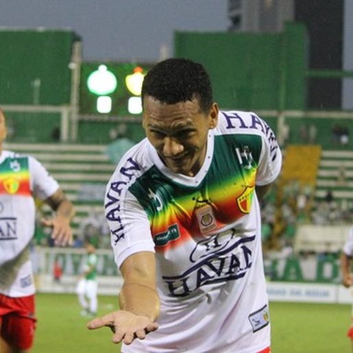 Brusque vence, assume a liderança e aumenta crise na Chapecoense