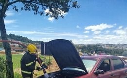 Bombeiros combatem incêndio em veículo na SC-157, em São Lourenço do Oeste