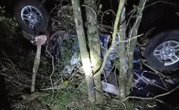 Mulher morre após carro cair de ponte de quase 5 metros de altura