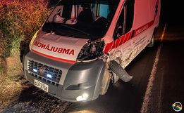 VÍDEO: Colisão envolvendo ambulância deixa feridos na SC-163 em Descanso