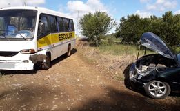 Homem sofre ferimentos acidente entre micro-ônibus e carro