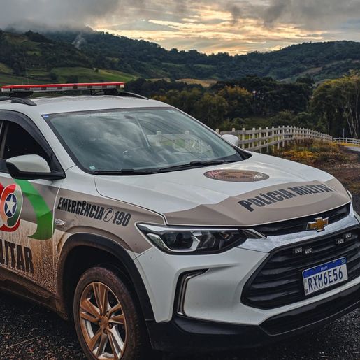 Veículo abandonado é guinchado pela PM em São Miguel do Oeste