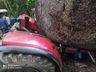 Pedra gigante cai sobre trator e condutor sobrevive em Santa Catarina