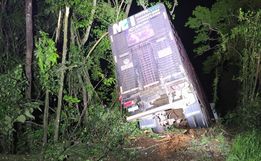 Caminhoneiro sai da pista e desce ribanceira de 30 metros na BR-158 em Palmitos