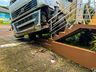 Caminhão desgovernado atinge veículo e só para após colidir em residência em SMO
