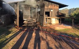 Incêndio destrói caminhão e galpão no interior de SMO