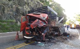 Colisão entre caminhão e carreta de Guaraciaba deixa três feridos na BR-282  