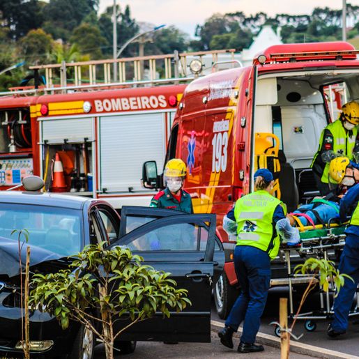 Condutor colide carro em poste e foge do local em São Miguel do Oeste; vídeo