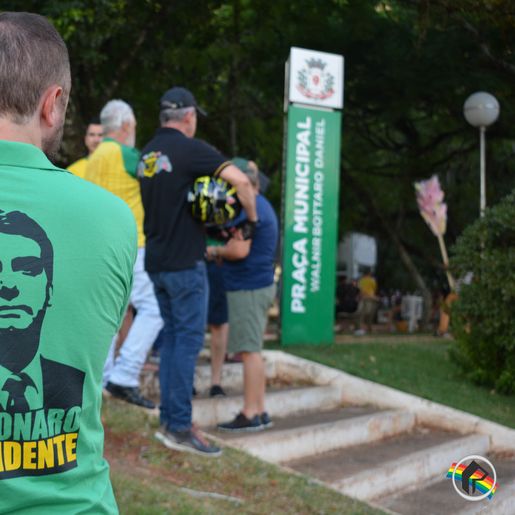 Mais de 100 veículos participam de carreata “Verde e Amarela” em SMOeste diz coordenação 