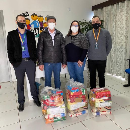 Cras de São José do Cedro recebe doação de alimentos da Cresol