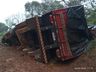 Motorista fica ferido após carreta carregada com trigo capotar na BR-282