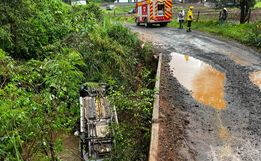 Veículo cai em rio e motorista é resgatado no interior de Barra Bonita