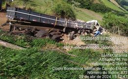 Motorista de caminhão fica ferido em acidente na SC-160