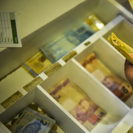 Lula assina decreto que eleva salário mínimo para R$ 1.518